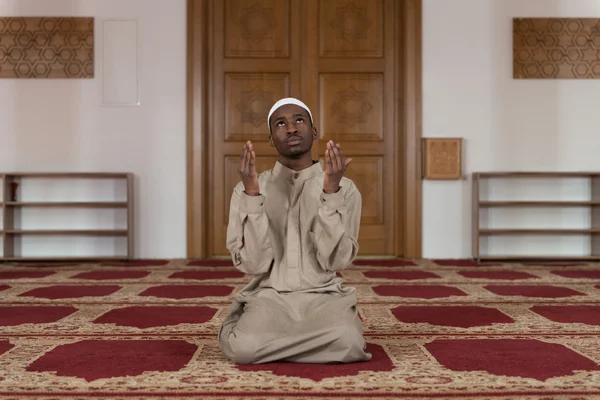 Homme musulman africain priant à la mosquée — Photo