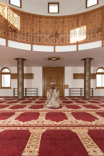 African Muslim Man Is Praying In The Mosque — Stock Photo, Image