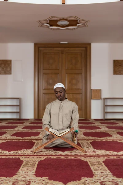 Young Muslim Man Membaca Quran — Stok Foto