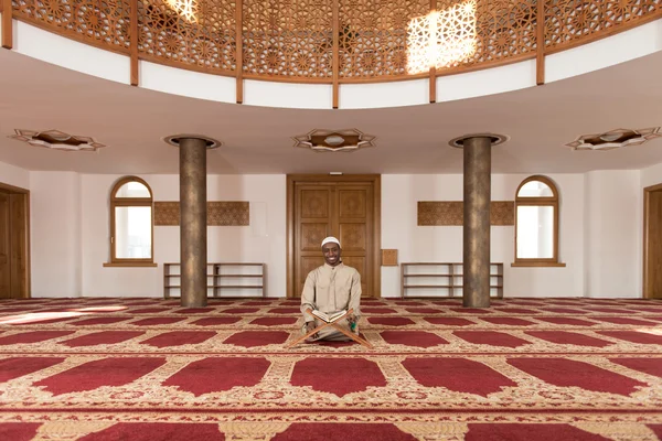 Muslim Man In Dishdasha Is Reading The Quran — Stock Photo, Image