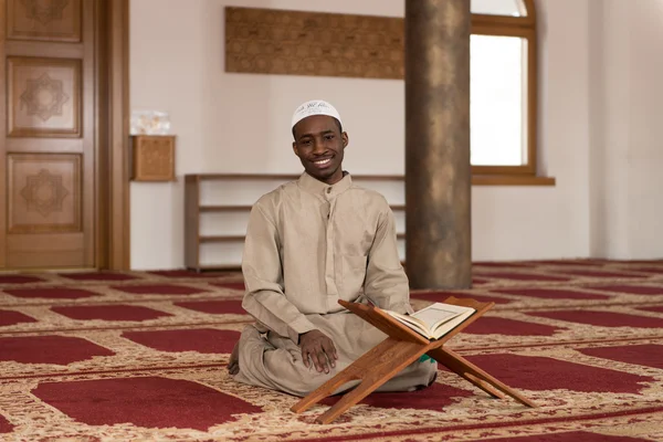 Porträt eines jungen muslimischen Mannes, der lächelt — Stockfoto