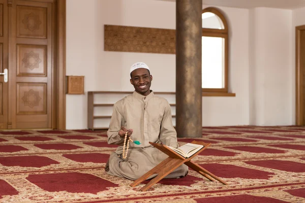 Muslim Man In Dishdasha is Reading the Quran — Stok Foto