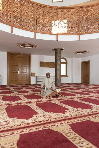 Young Muslim Man Reading The Koran — Stock Photo, Image