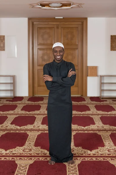 Portrait d'un homme noir africain dans la mosquée — Photo