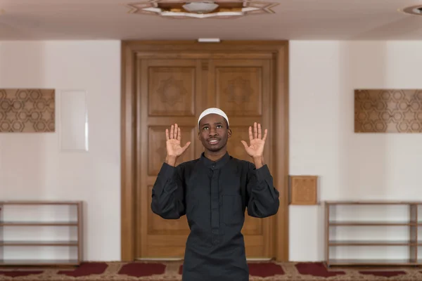 El hombre musulmán africano reza en la mezquita — Foto de Stock