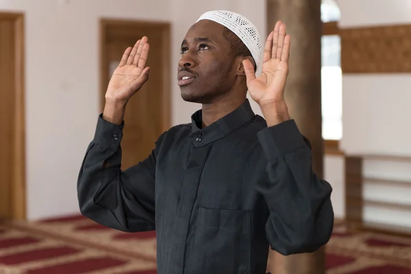 아프리카 무슬림 모스크에서 기도 — 스톡 사진