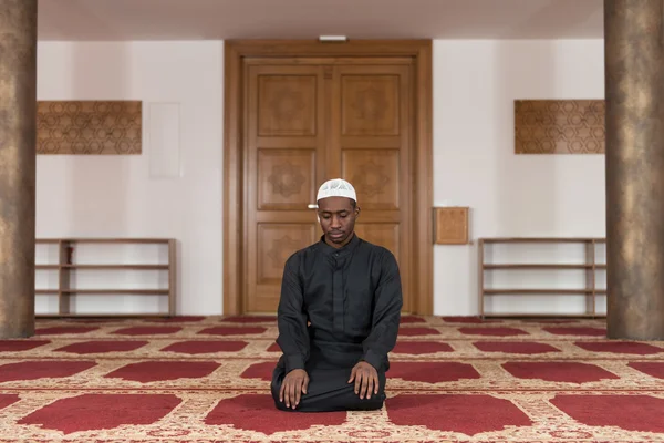 Hombre musulmán africano rezando en la mezquita — Foto de Stock