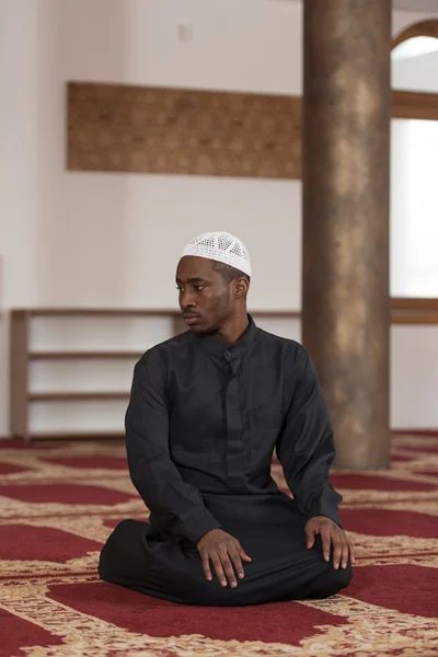 Joven musulmán africano rezando —  Fotos de Stock