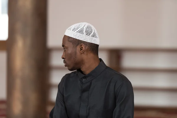 Hombre musulmán africano rezando en la mezquita —  Fotos de Stock