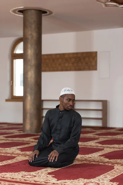 Homme musulman africain priant à la mosquée — Photo