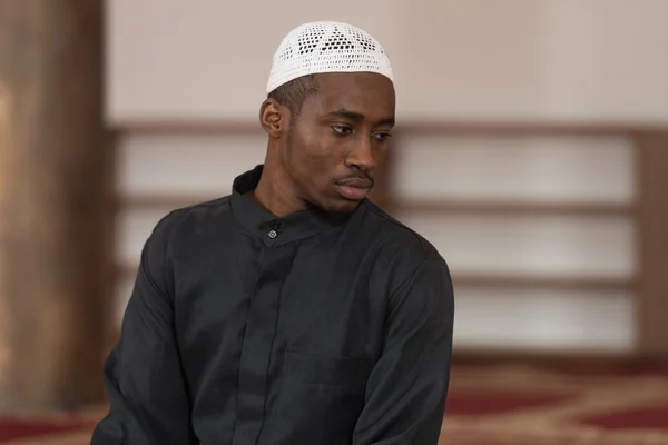 젊은 아프리카 무슬림 남자 기도 — 스톡 사진