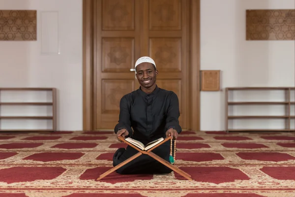 Gülümseyen genç Müslüman adam portresi — Stok fotoğraf