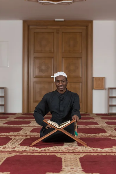 Junger muslimischer Mann liest den Koran — Stockfoto