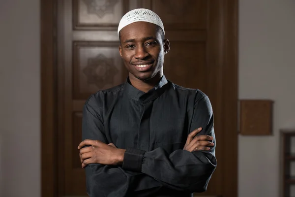 Retrato de un hombre africano negro en la mezquita — Foto de Stock