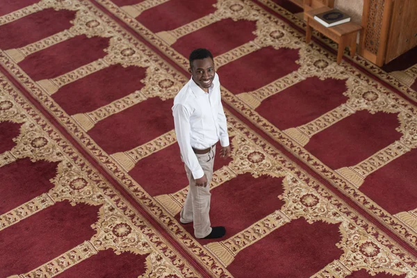 Beau jeune homme souriant dans la mosquée — Photo