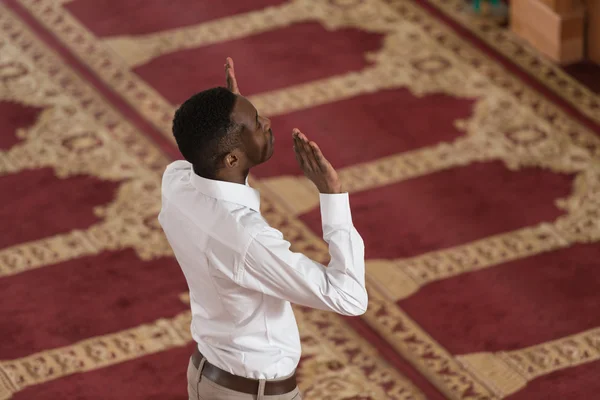 Afrikaanse gebed in de moskee — Stockfoto