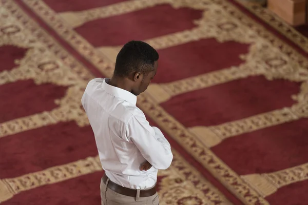 Jonge Afrikaanse kerel bidden — Stockfoto