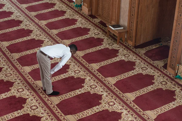 Africké muslimové se modlí v mešitě — Stock fotografie