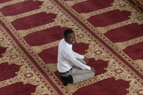 Knappe jonge Man die lacht In de moskee — Stockfoto
