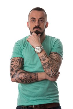 Adam dövme ve beyaz arka plan üzerinde sakal