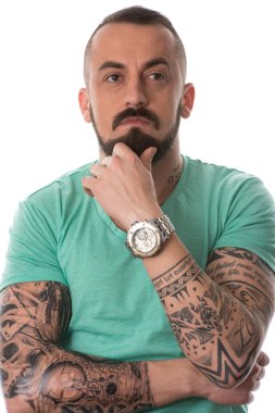 Adam dövme ve beyaz arka plan üzerinde sakal