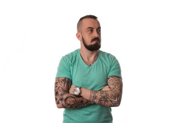 Adam dövme ve beyaz arka plan üzerinde sakal