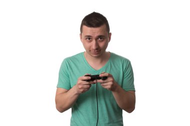 adam beyaz bir arka plan üzerinde video oyunları oynarken konsantre