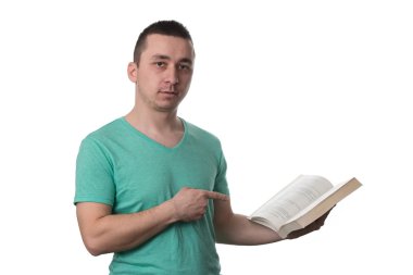 Beyaz arka plan üzerinde izole kitap işaret eden adam