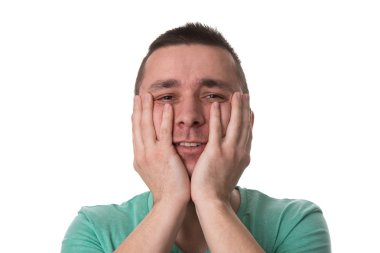 Adam kapakları yüzünü elleriyle vurguladı