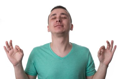 Beyaz arka plan meditasyon yakışıklı genç adam portresi