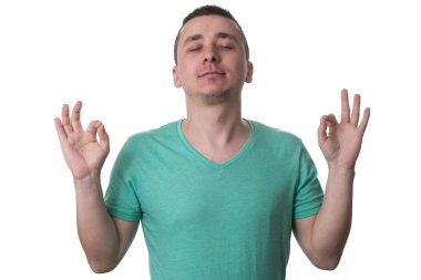 Beyaz arka plan meditasyon yakışıklı genç adam portresi