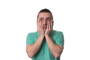 Adam kapakları yüzünü elleriyle vurguladı