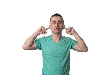 Yakışıklı adam elleriyle kulaklarını kapatma