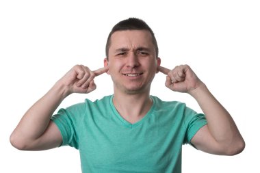 Yakışıklı adam elleriyle kulaklarını kapatma