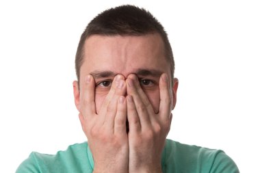 Adam kapakları yüzünü elleriyle vurguladı