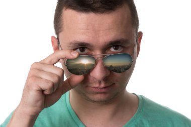 Moda güneş gözlüğü izole beyaz arka plan üzerinde giyen adam