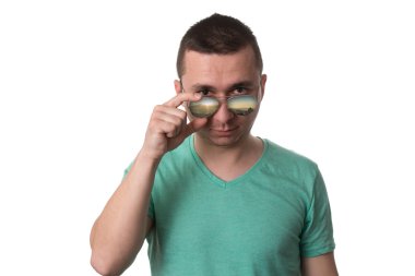 Moda güneş gözlüğü izole beyaz arka plan üzerinde giyen adam