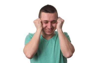 çekici genç bir adam bir baş ağrısı ile