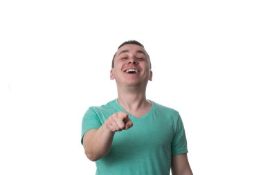 kameraya doğru parmakla rahat genç adam