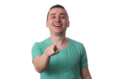 kameraya doğru parmakla rahat genç adam