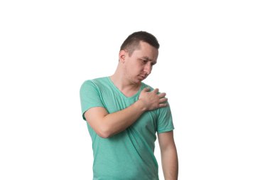 Omuz ağrısı - beyaz arka plan ile genç adam