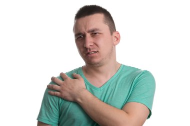 Omuz ağrısı - beyaz arka plan ile genç adam