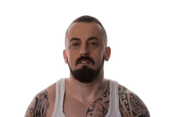 Uomo con tatuaggio e barba su sfondo bianco — Foto Stock