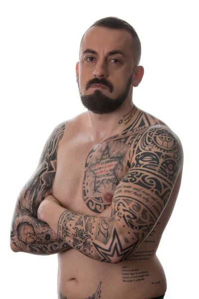 Muž se tetování a vousy na bílém pozadí — Stock fotografie