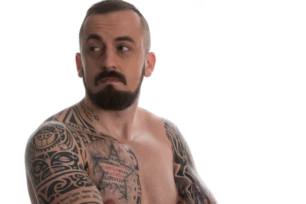 Muž se tetování a vousy na bílém pozadí — Stock fotografie