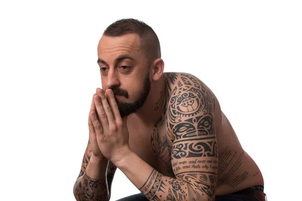 Homme avec tatouage et barbe sur fond blanc — Photo