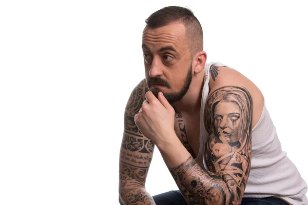 Człowiek z tatuaż i brody na białym tle — Zdjęcie stockowe