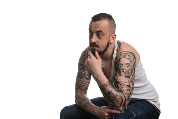 Hombre con tatuaje y barba sobre fondo blanco —  Fotos de Stock