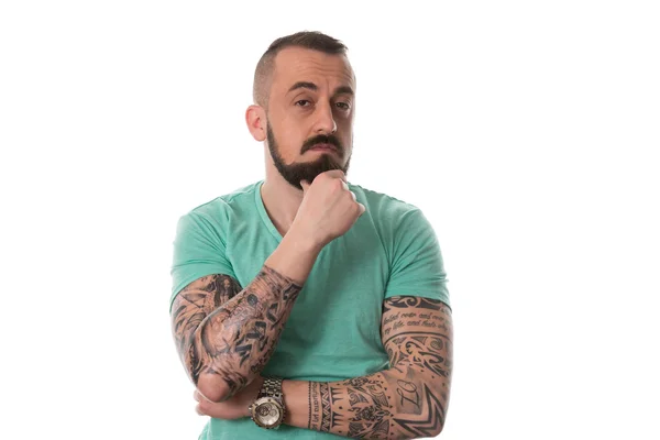 Άνθρωπος με τατουάζ και τα γένια σε άσπρο φόντο — Φωτογραφία Αρχείου