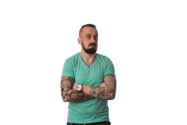 Uomo con tatuaggio e barba su sfondo bianco — Foto Stock